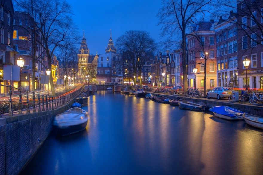 夕暮れのアムステルダム。運河