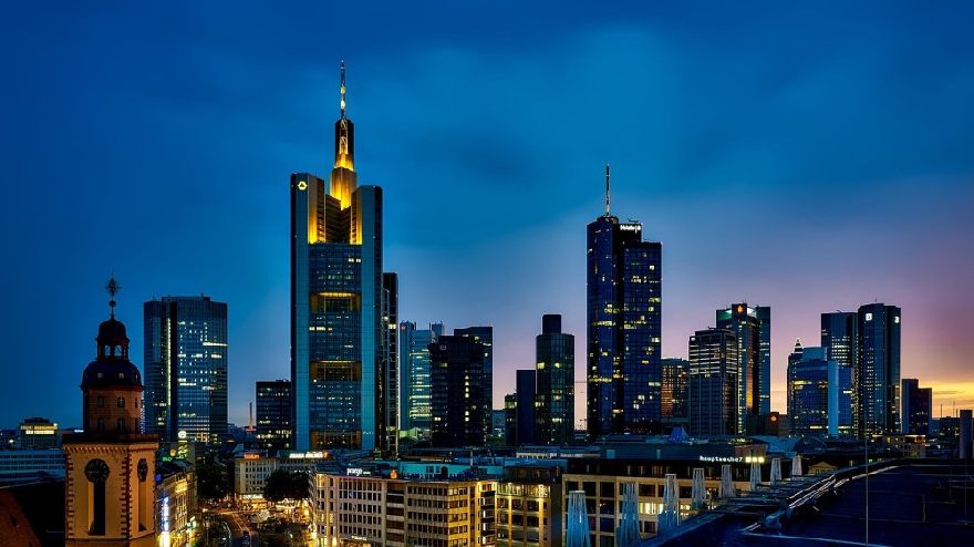 Frankfurts skyline i skumringen.